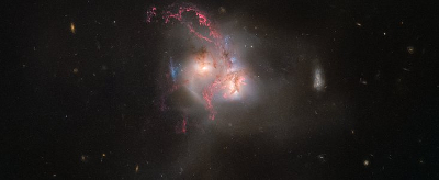 Deux galaxies commençant un processus de collision