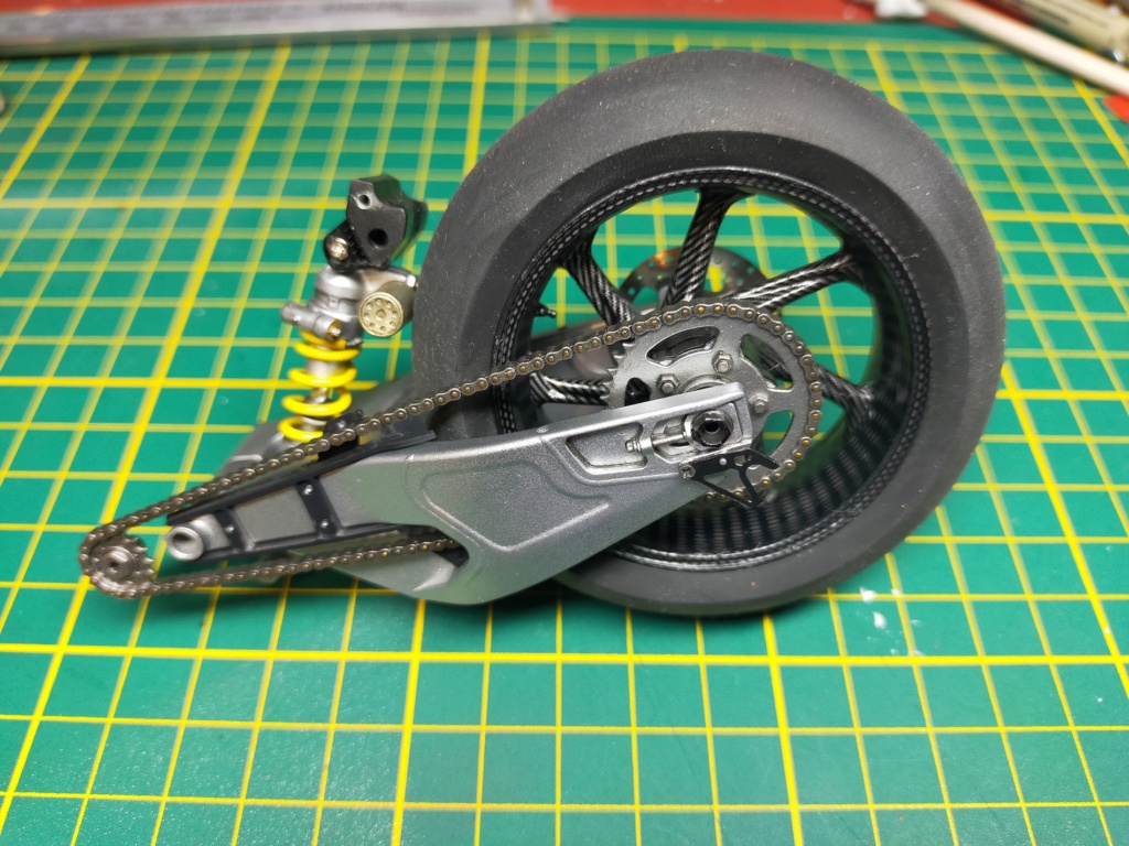BMW HP4 RACE - MENG - 1/9 - Work In Progress - Vehicles BMW HP4 RACE - MENG - 1/9 - Work In Progress - Vehicles