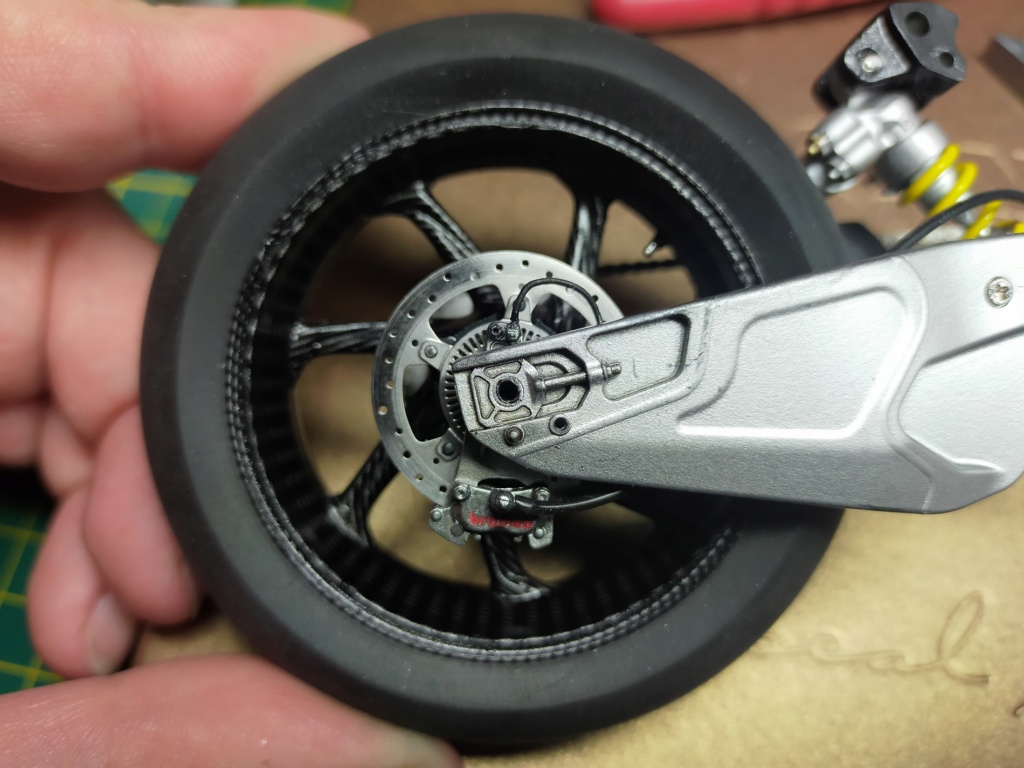 BMW HP4 RACE - MENG - 1/9 - Work In Progress - Vehicles BMW HP4 RACE - MENG - 1/9 - Work In Progress - Vehicles